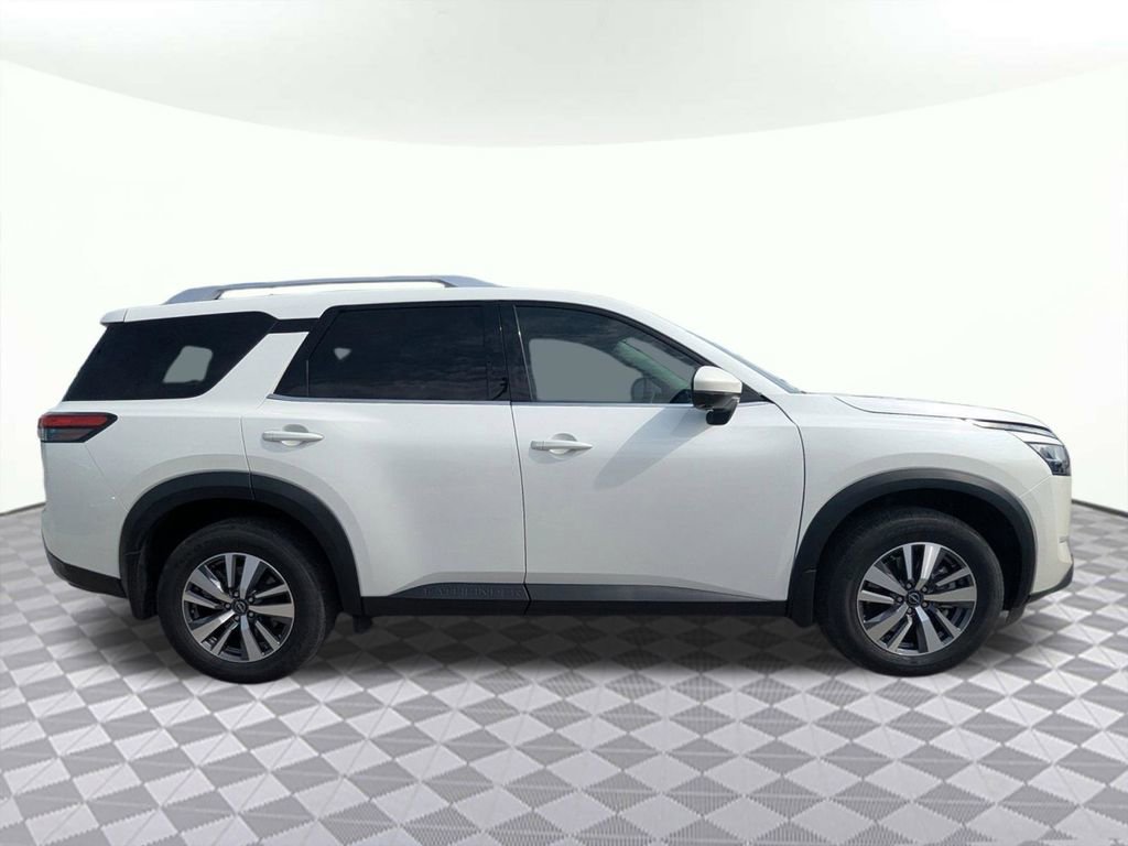 Used 2023 Nissan Pathfinder SL AWD/4WD image 2