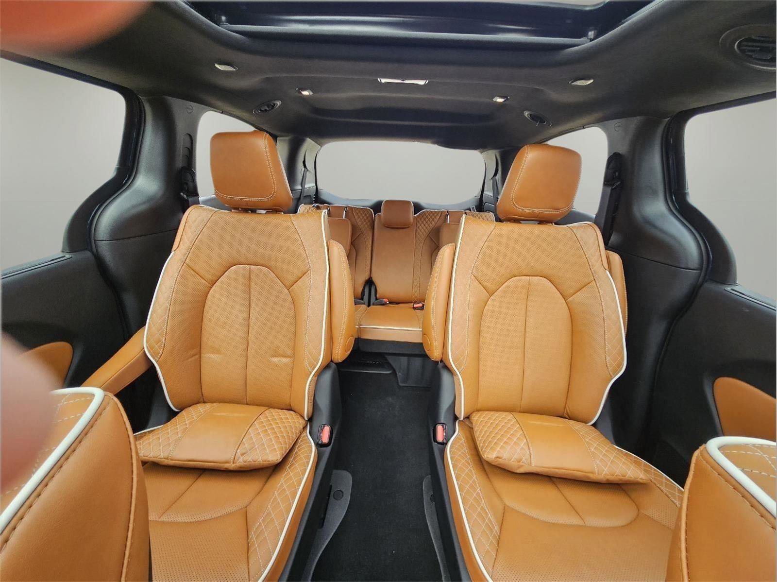 Used 2025 Chrysler Pacifica Pinnacle image 19