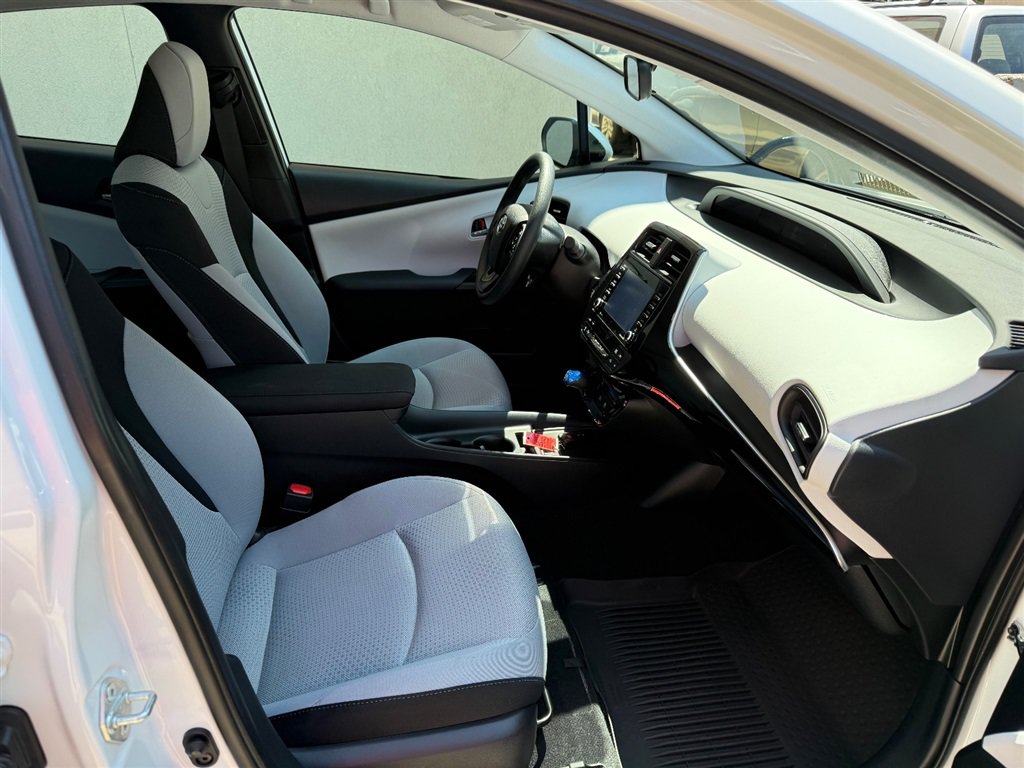 Used 2022 Toyota Prius LE FWD image 4