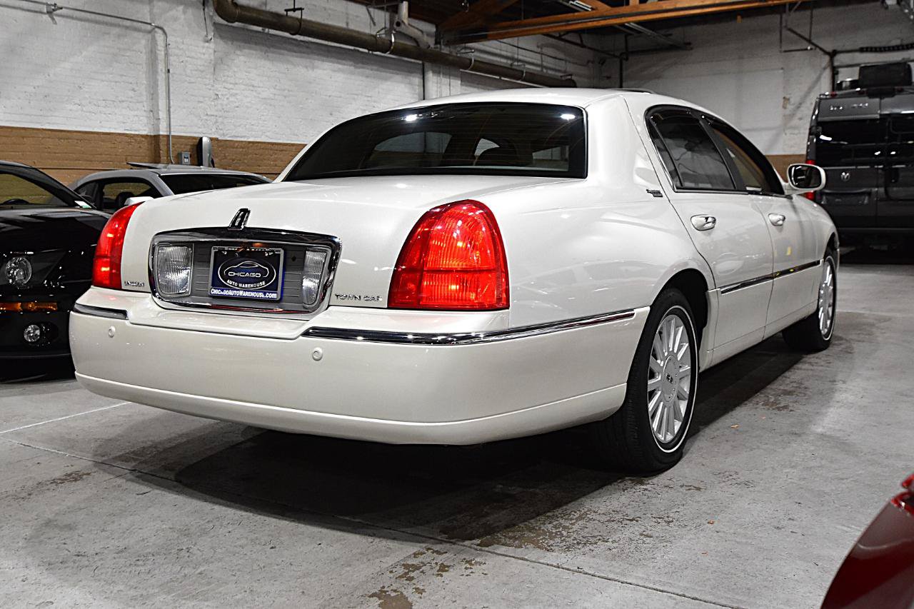 Used 2005 Lincoln Town Car Signature Limited RWD image 5