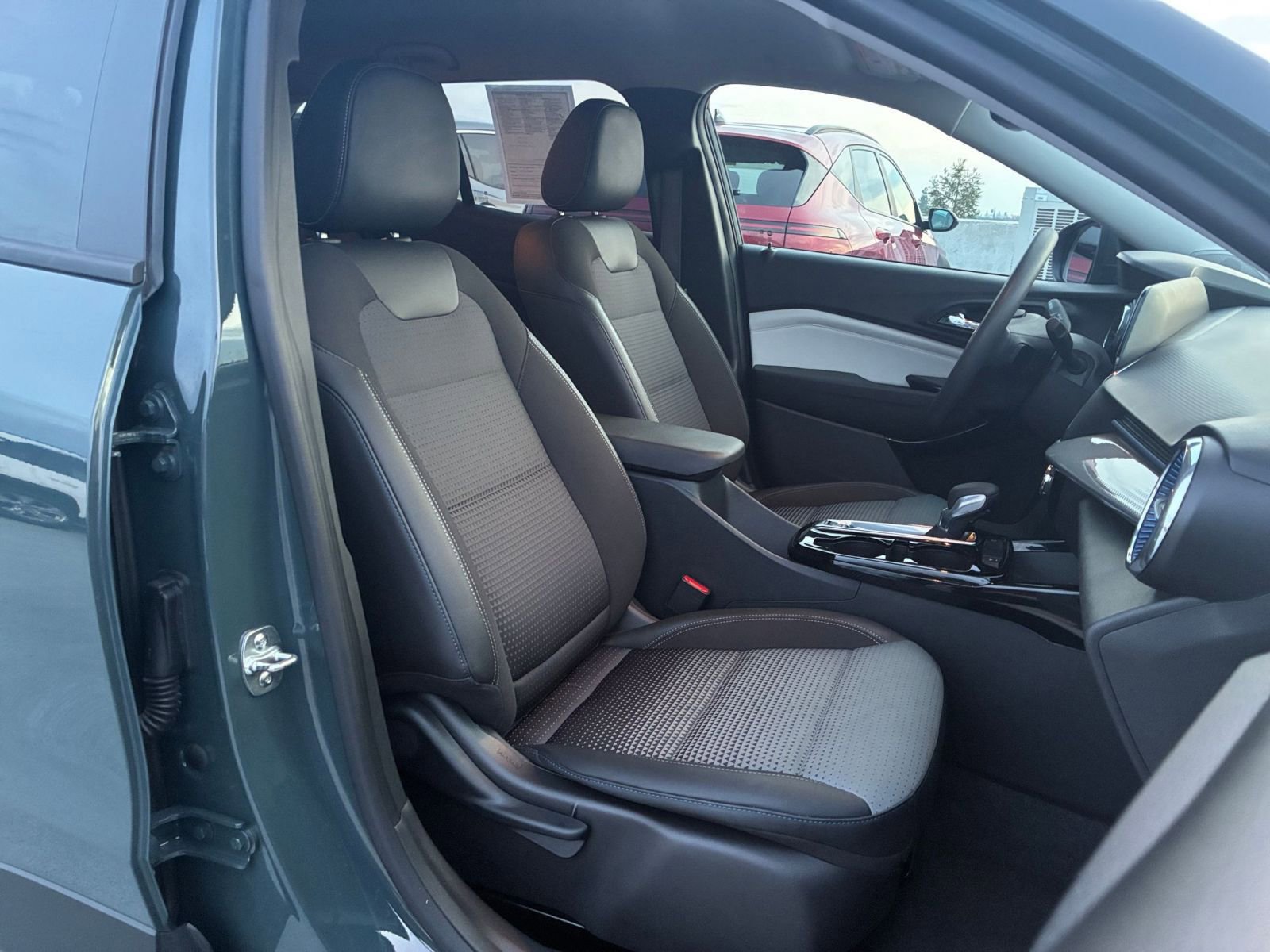 Used 2025 Chevrolet Trax LT image 34