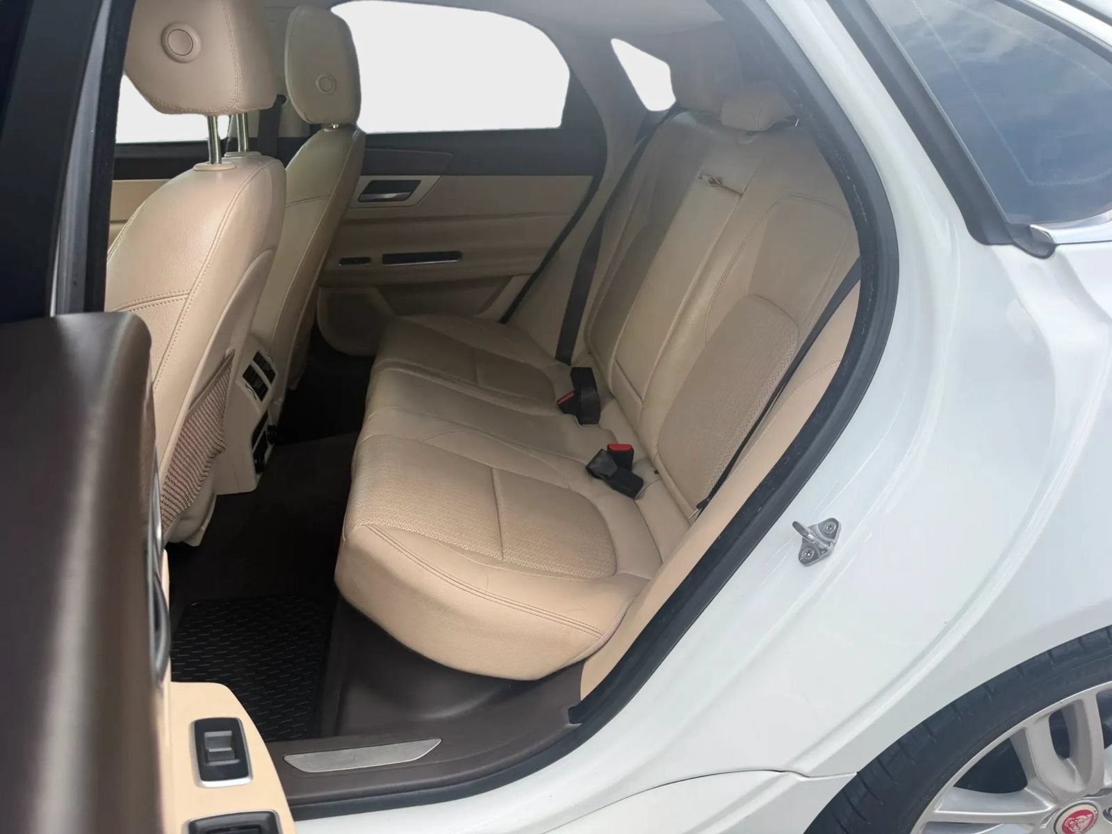Used 2017 Jaguar XF Prestige RWD image 13