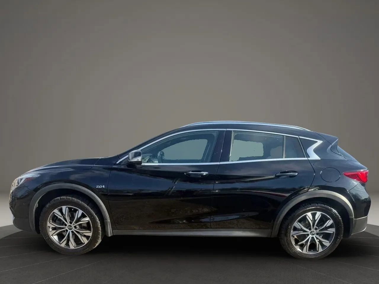 Used 2018 INFINITI QX30 AWD w/ Dark Wood Package image 8
