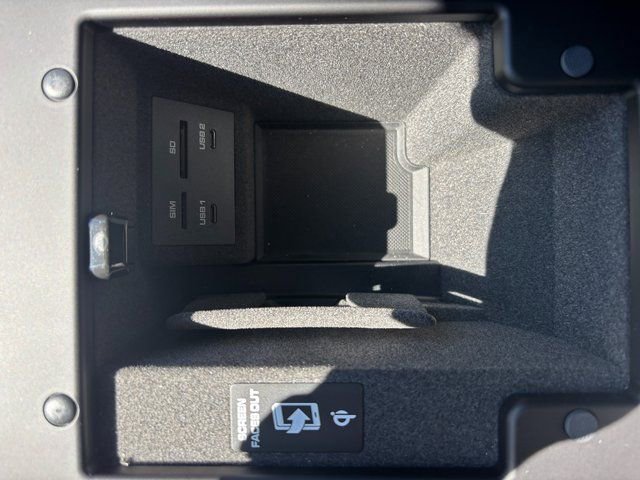 Used 2025 Porsche Macan AWD/4WD image 23