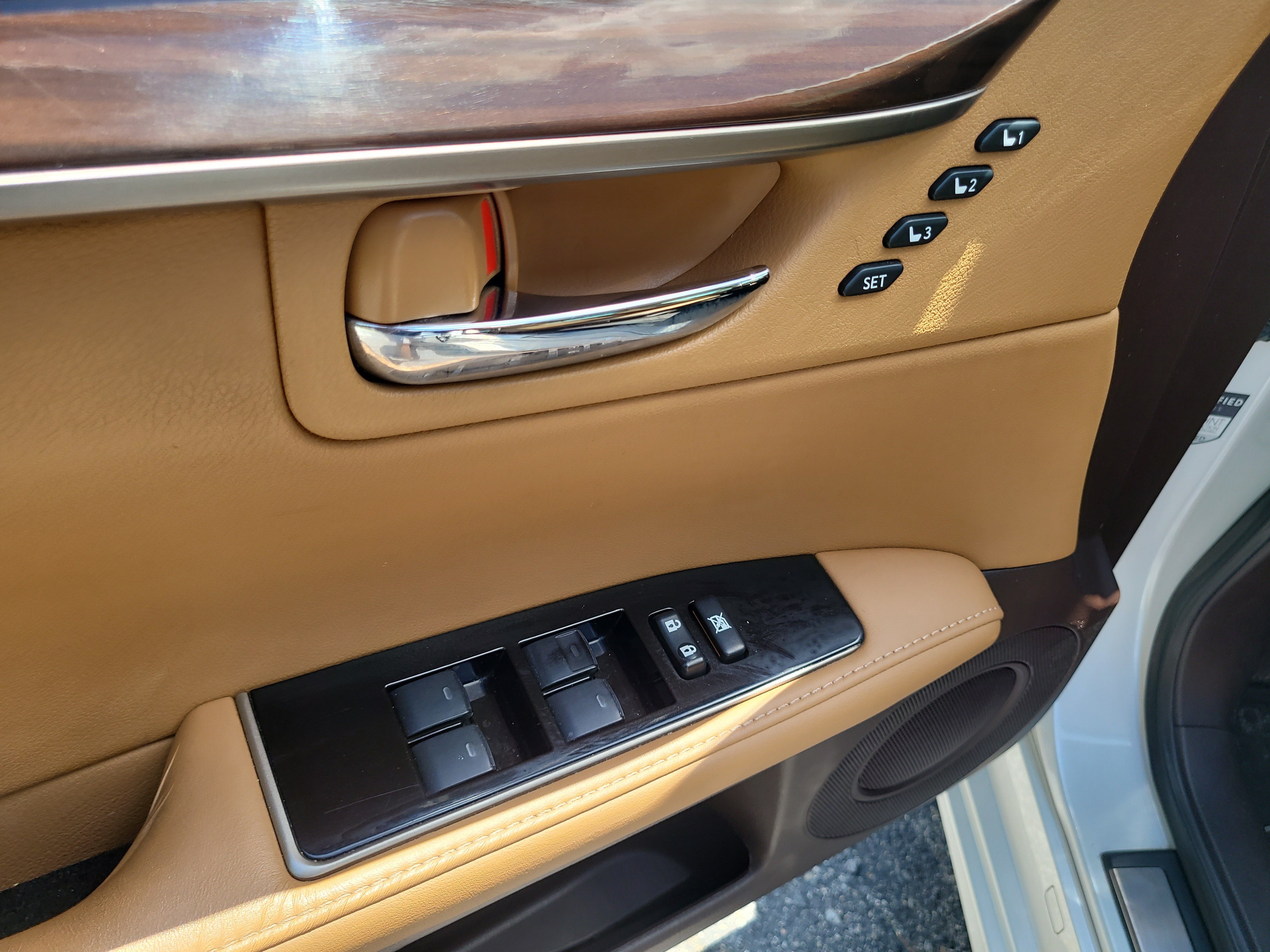 Used 2016 Lexus ES 350 w/ Luxury Package w/Wood Trim FWD image 17