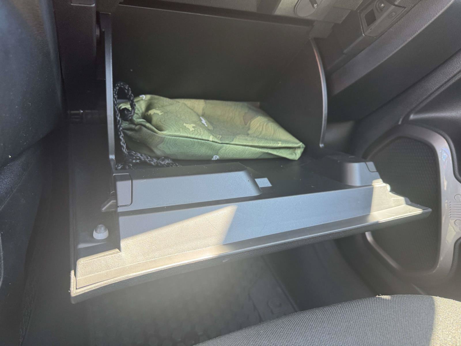 Certified 2023 Jeep Renegade Latitude w/ Sun/Sound Group AWD/4WD image 31