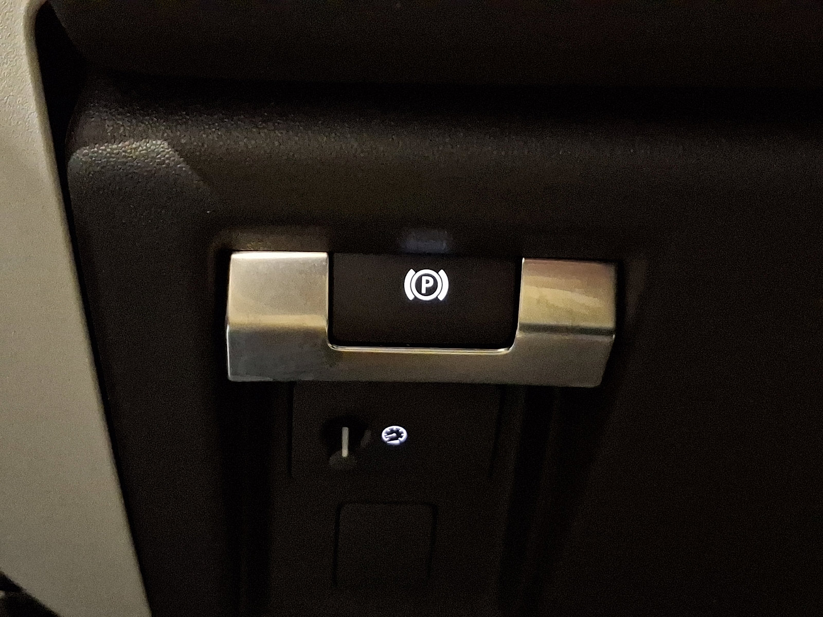 Used 2021 Land Rover Defender 110 SE image 24