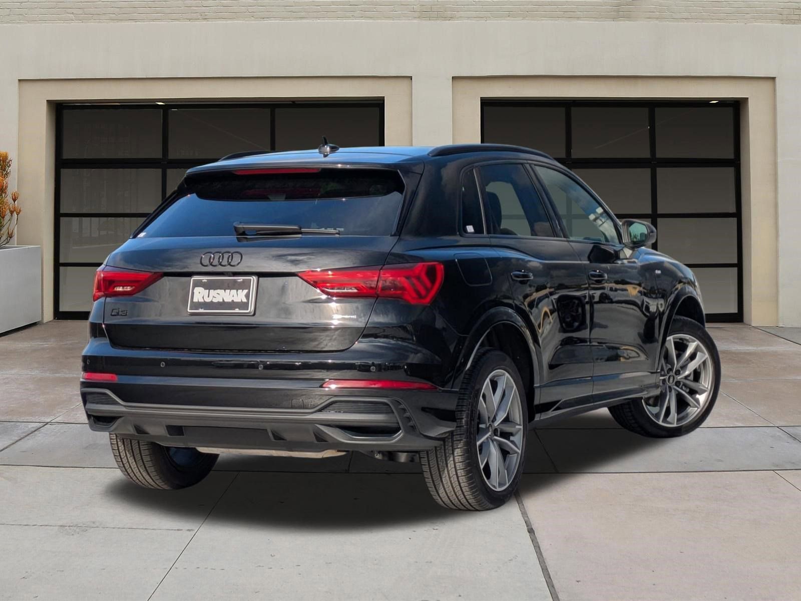 Used 2025 Audi Q3 2.0T Premium w/ Black Optic Sport Package image 4