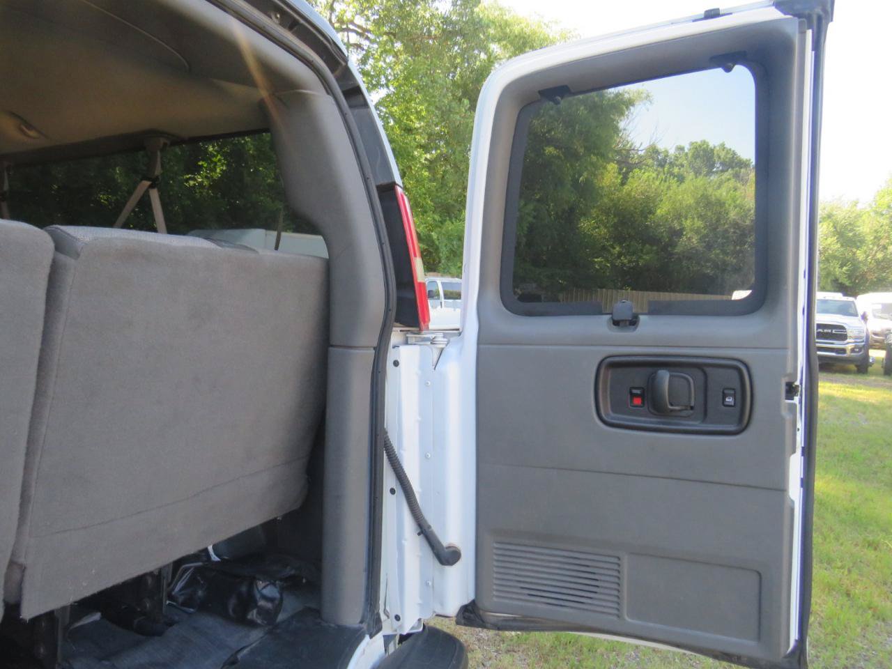 Used 2011 Chevrolet Express 3500 LS RWD image 26
