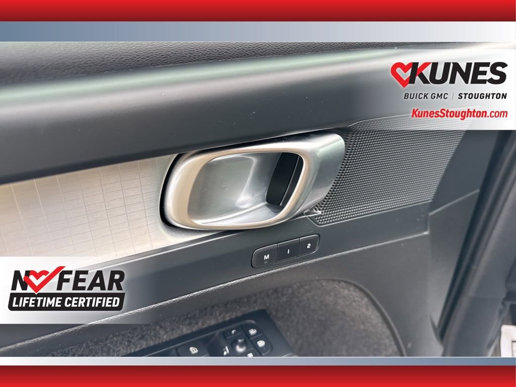 Used 2024 Volvo XC40 B5 Core image 21