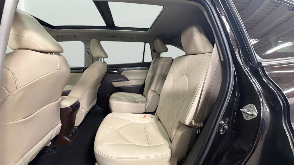 Used 2020 Toyota Highlander Platinum AWD/4WD image 25