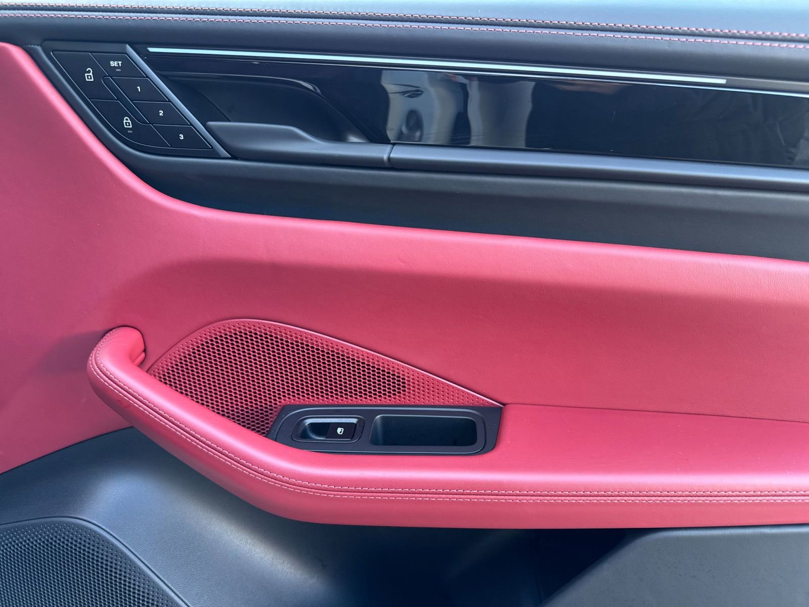 Certified 2025 Porsche Macan Electric image 20