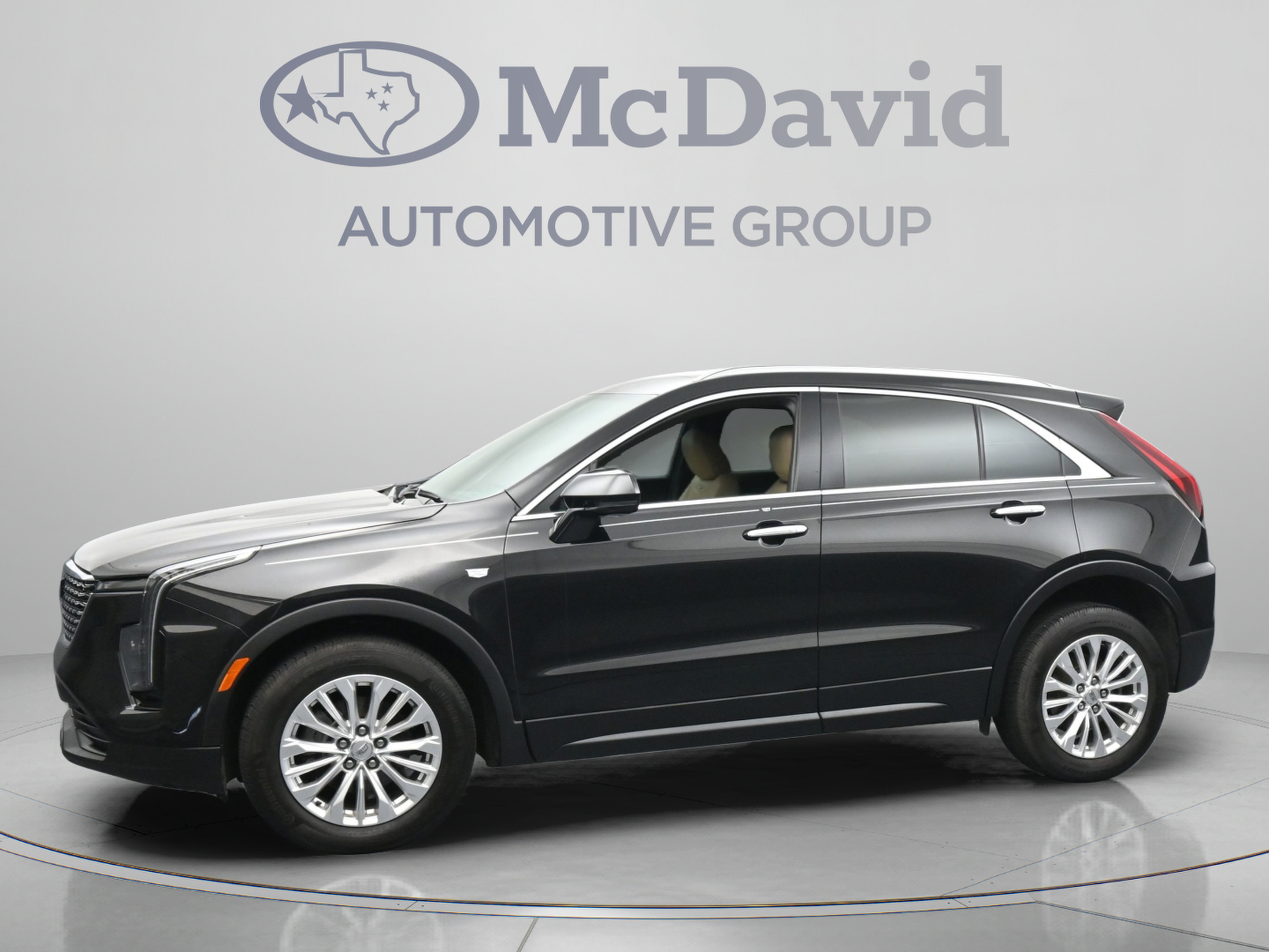 Used 2024 Cadillac XT4 Luxury w/ Cold Weather Package FWD image 5