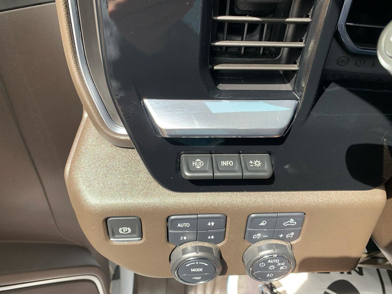 Used 2025 Chevrolet Silverado 2500 LTZ w/ LTZ Convenience Package image 27