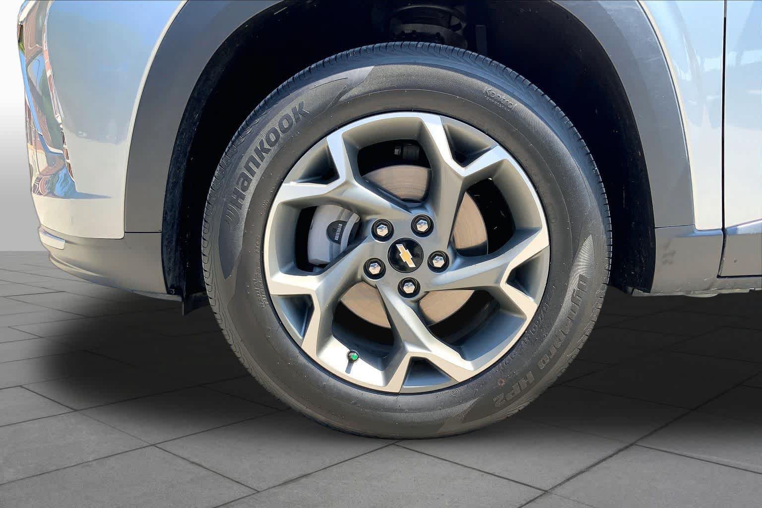 Used 2024 Chevrolet Trax LT w/ LT Convenience Package FWD image 11