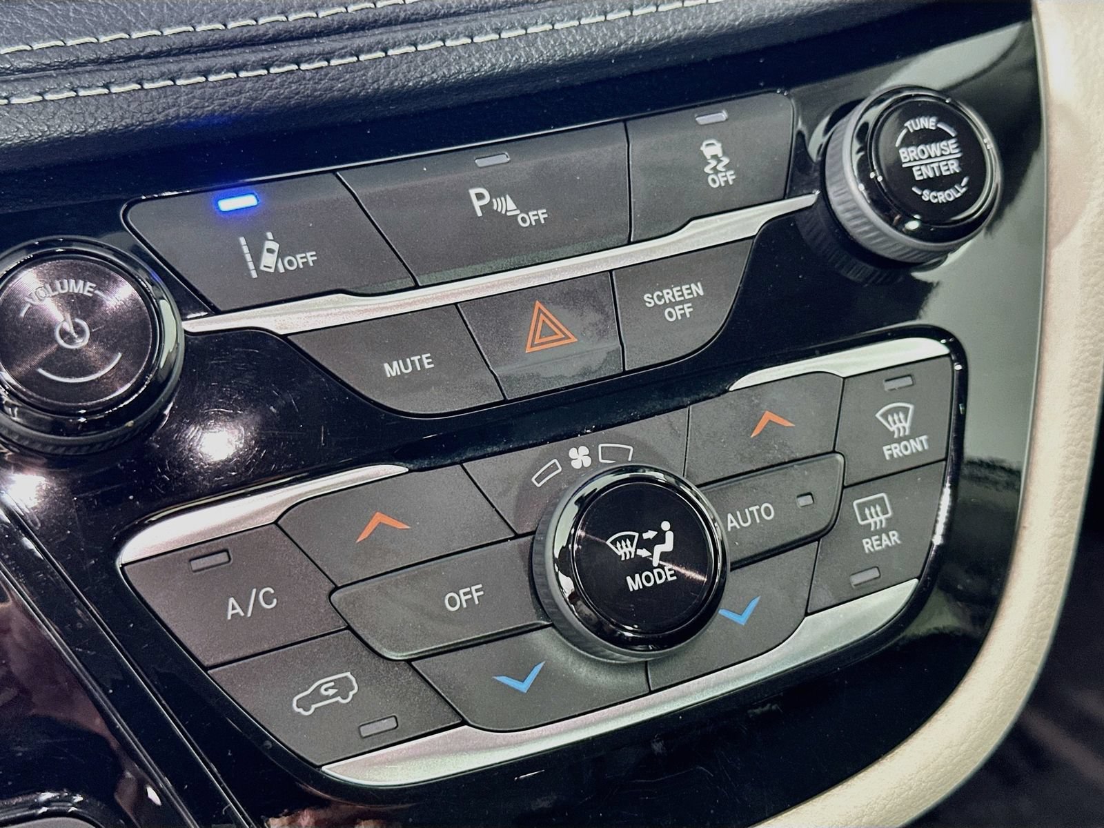 Used 2023 Chrysler Pacifica Touring-L FWD image 16