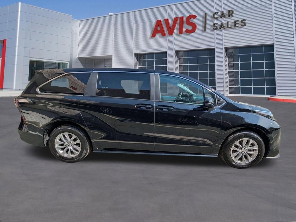 Used 2025 Toyota Sienna LE image 5
