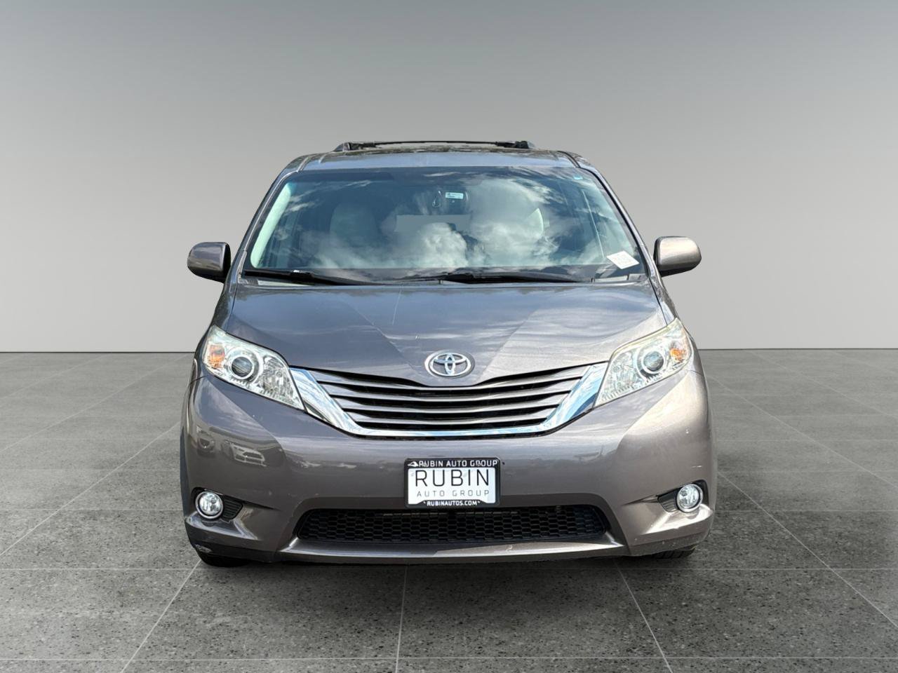 Used 2015 Toyota Sienna XLE w/ XLE Navigation Package FWD image 2