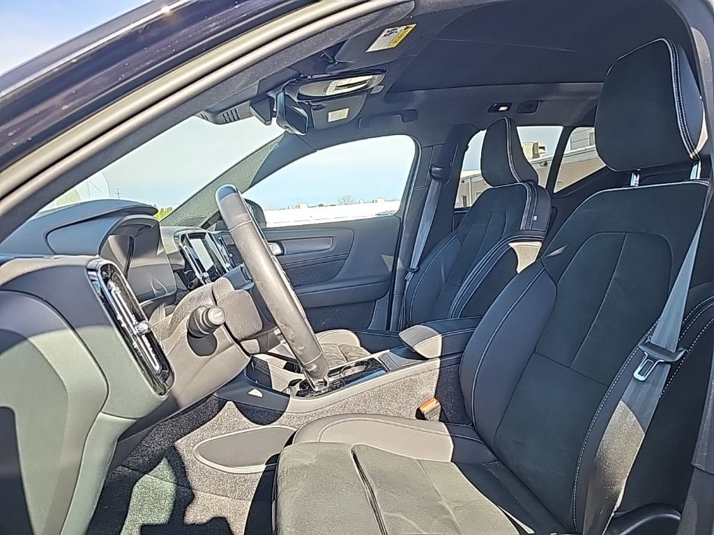 Used 2023 Volvo XC40 Recharge Plus image 3