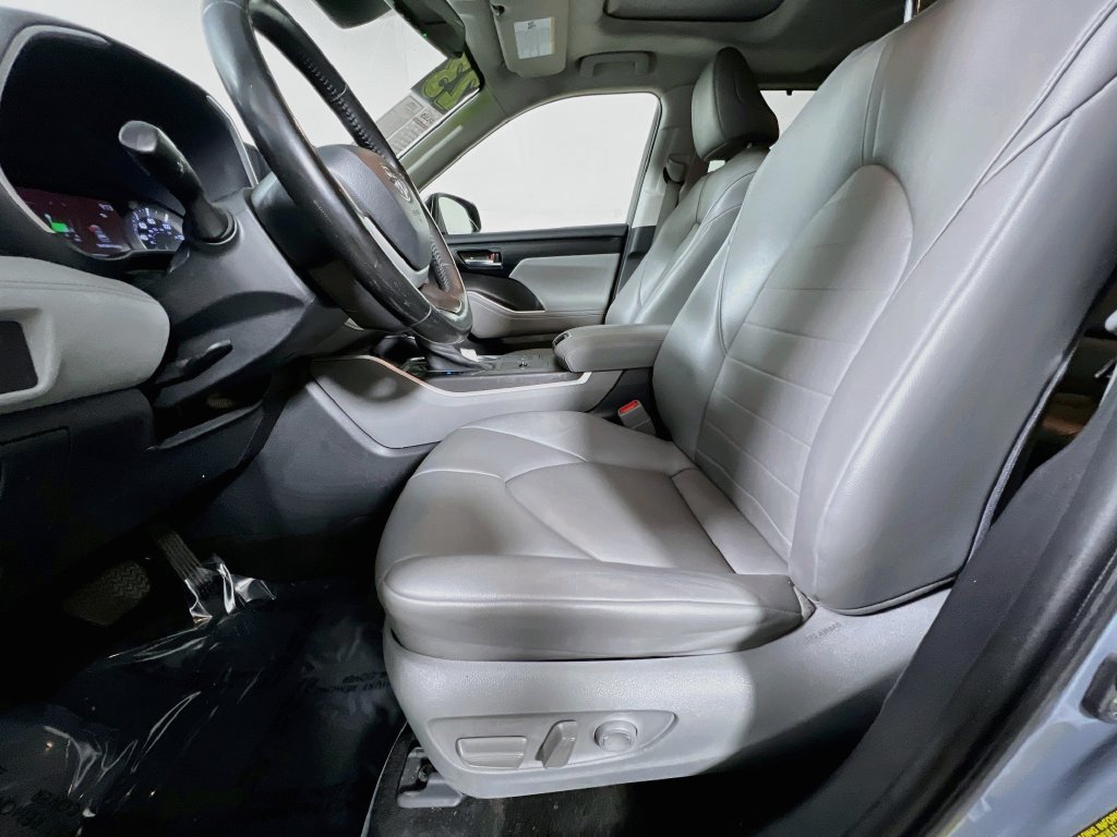 Used 2023 Toyota Highlander XLE FWD image 12