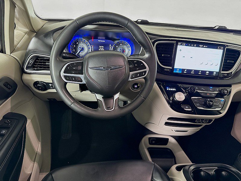 Used 2023 Chrysler Pacifica Touring-L image 22
