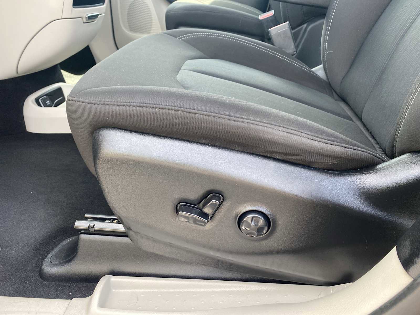 Used 2023 Chrysler Voyager LX image 21