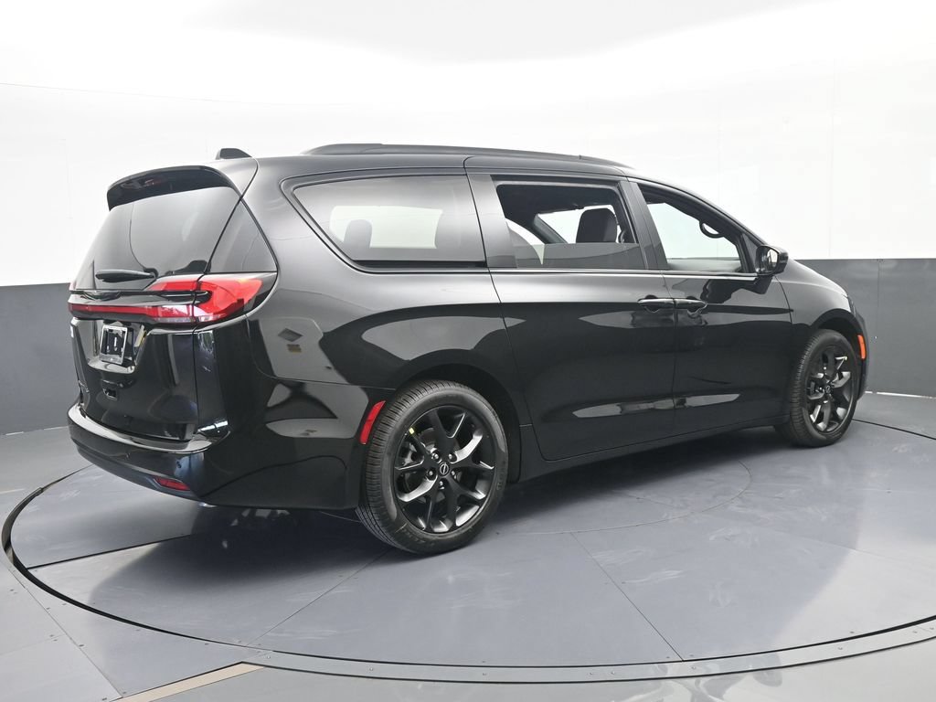New 2026 Chrysler Pacifica Select w/ S Appearance Package FWD image 6