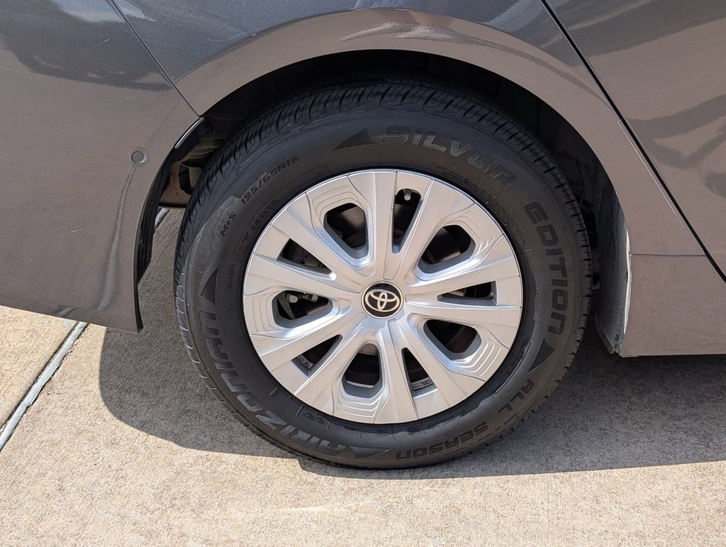 Used 2021 Toyota Prius LE FWD image 3