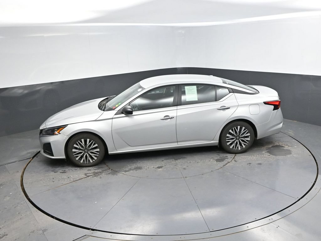 Used 2025 Nissan Altima 2.5 SV FWD image 23