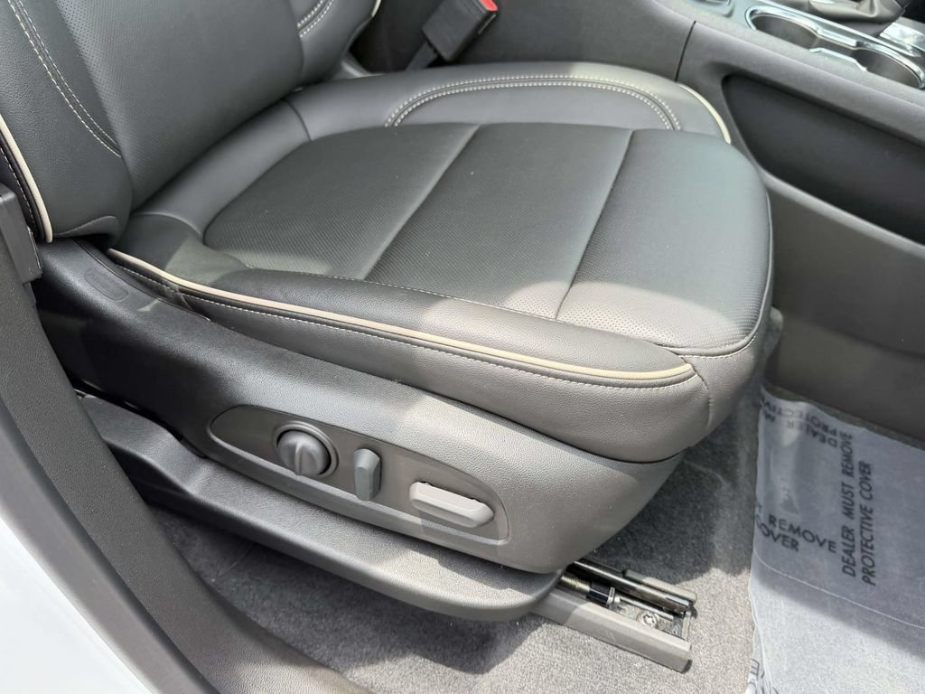 Used 2023 Chevrolet Traverse Premier FWD image 11