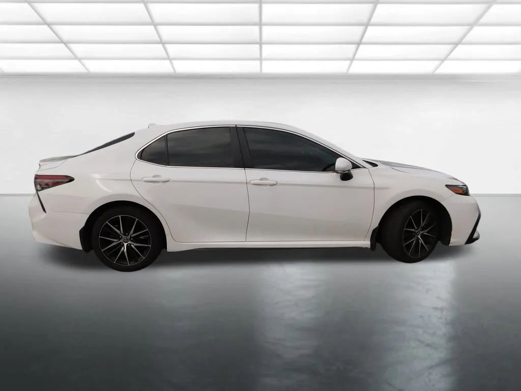 Used 2023 Toyota Camry SE image 3
