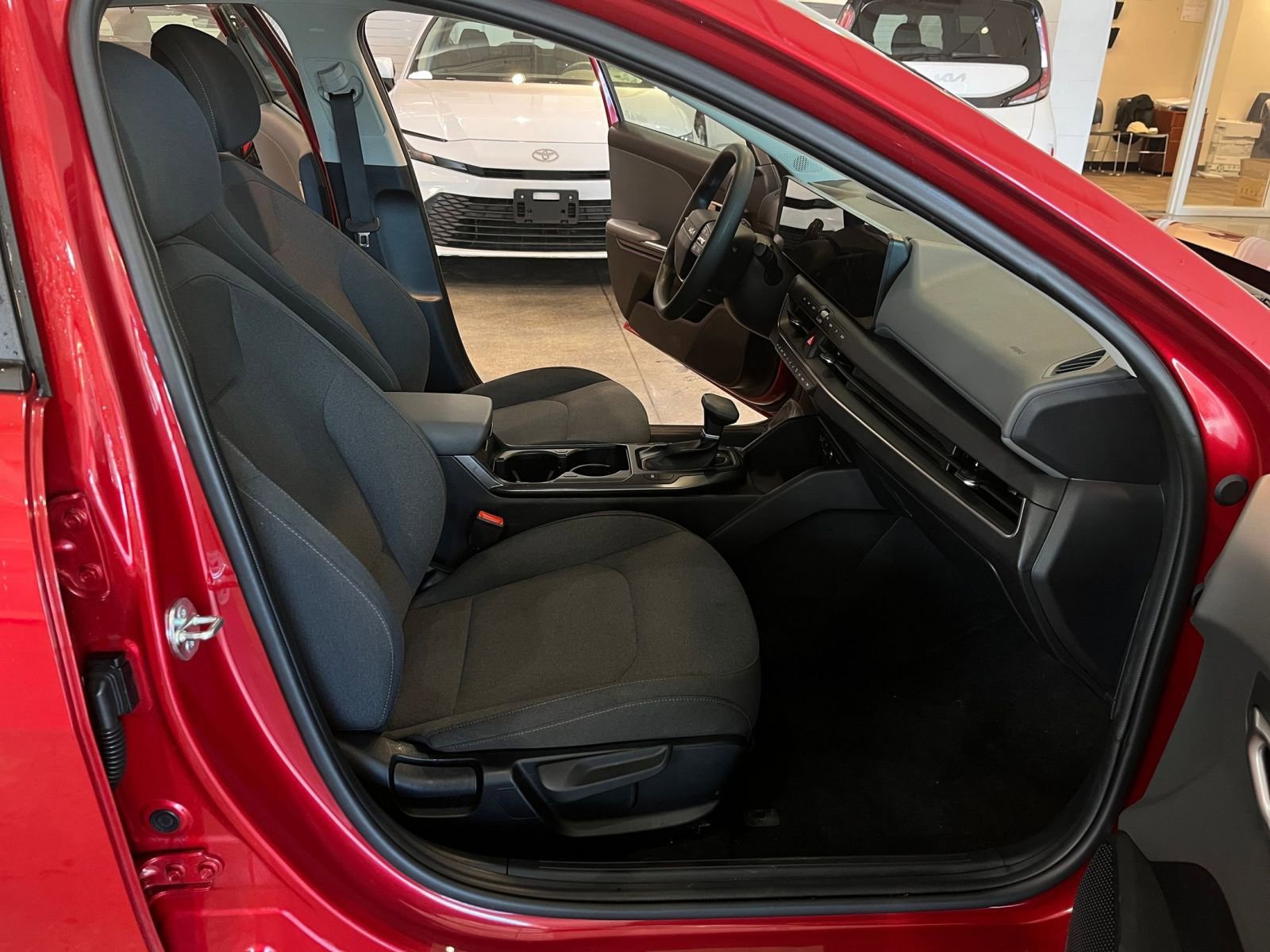 Used 2025 Kia K4 LXS image 35