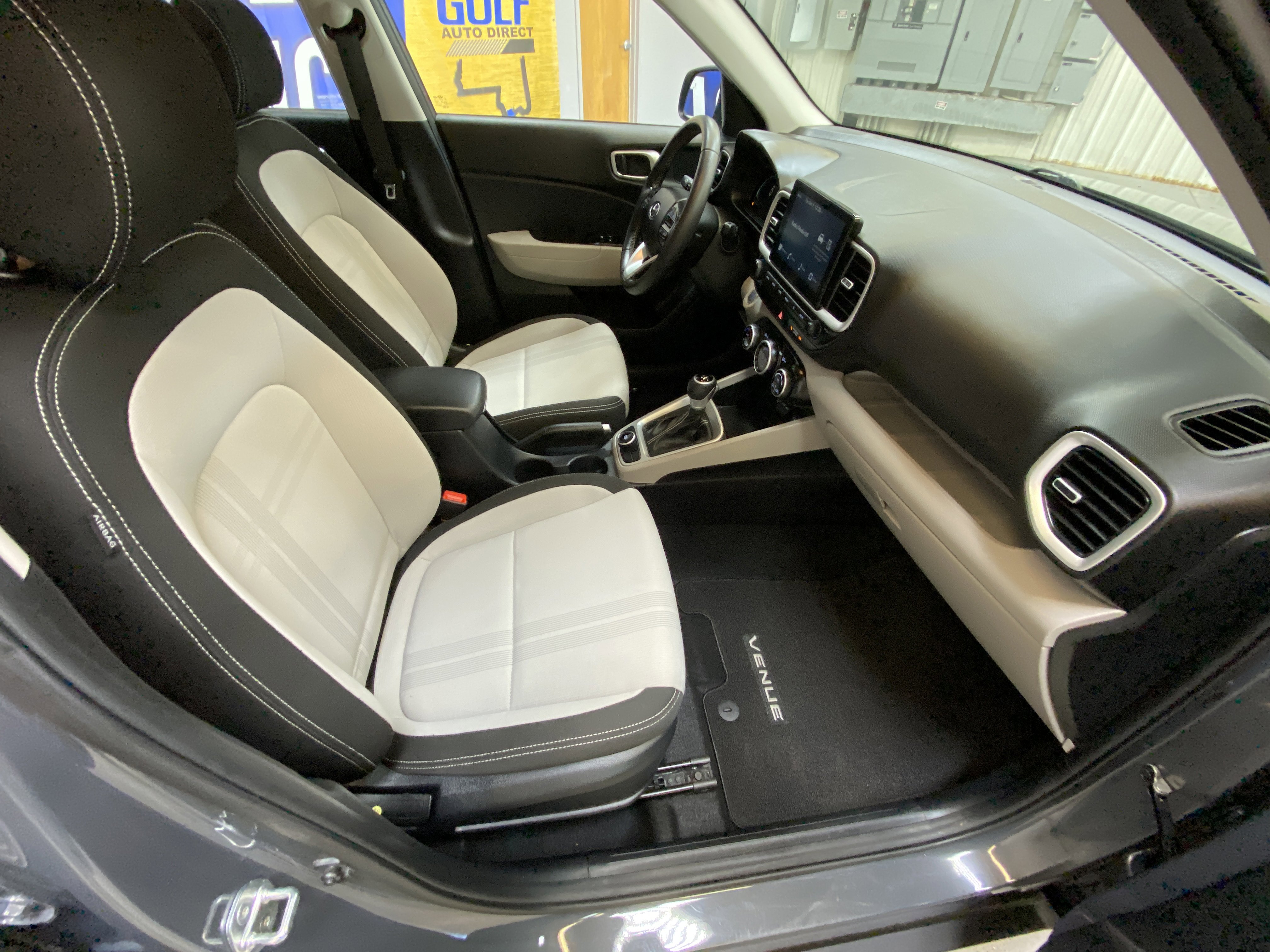 Used 2024 Hyundai Venue SEL image 25