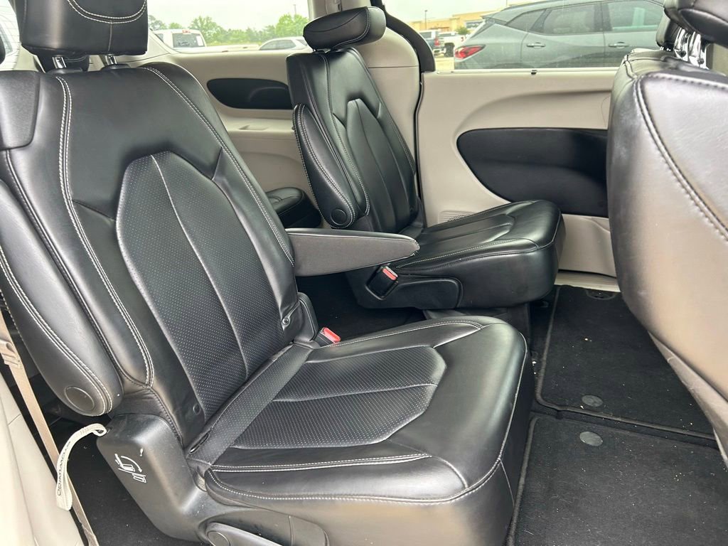 Used 2023 Chrysler Pacifica Touring-L FWD image 4
