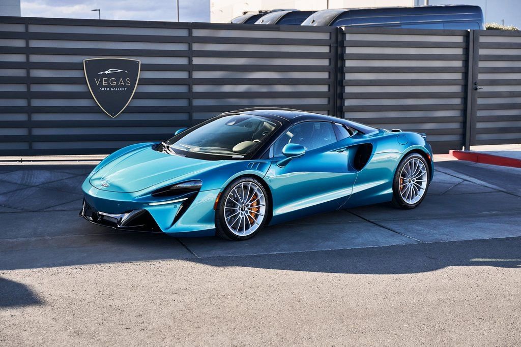 Used 2025 McLaren Artura Spider RWD image 5