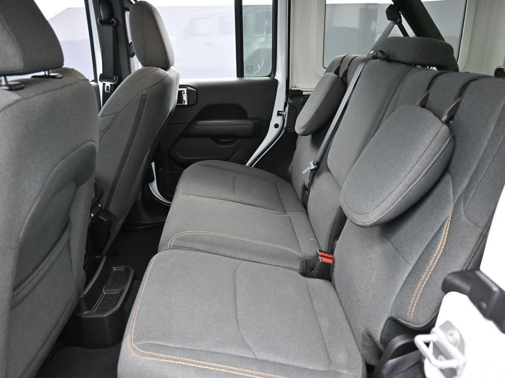 Used 2025 Jeep Wrangler Unlimited Sahara image 12