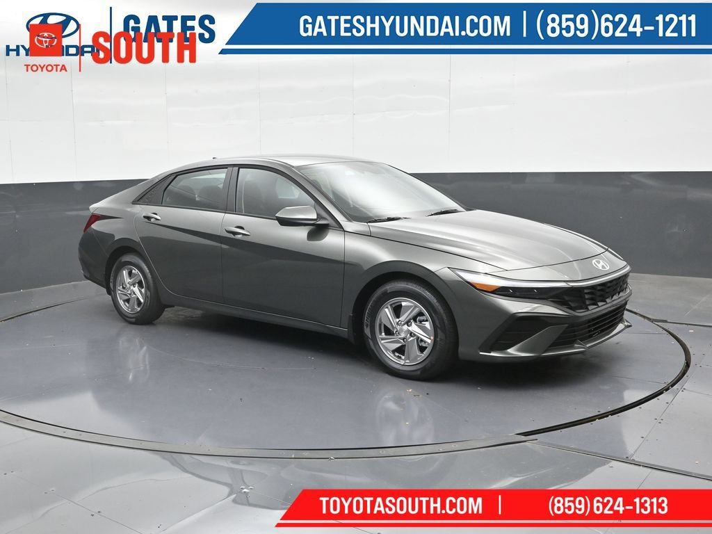 Used 2025 Hyundai Elantra SE FWD image 4