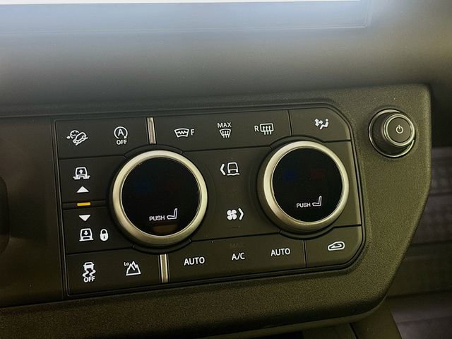 Used 2025 Land Rover Defender 110 X-Dynamic SE image 18