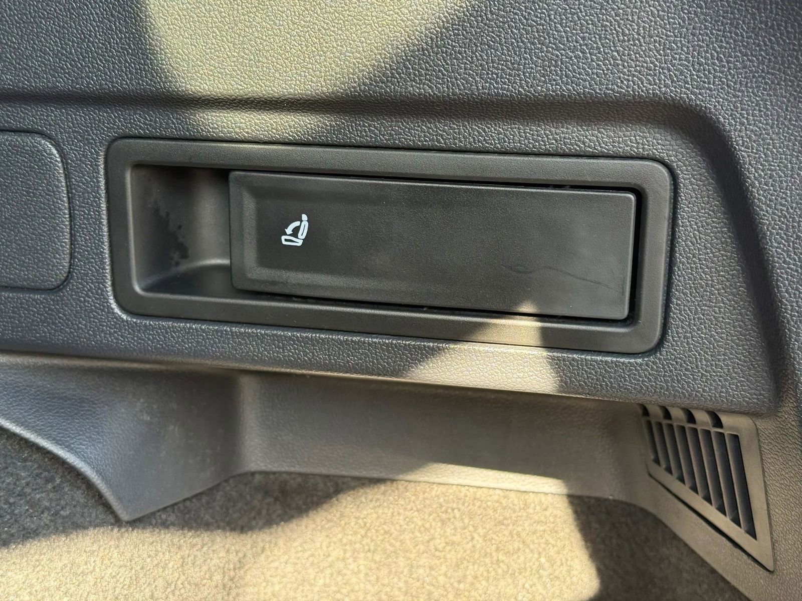 Used 2018 Volkswagen Tiguan SE image 13