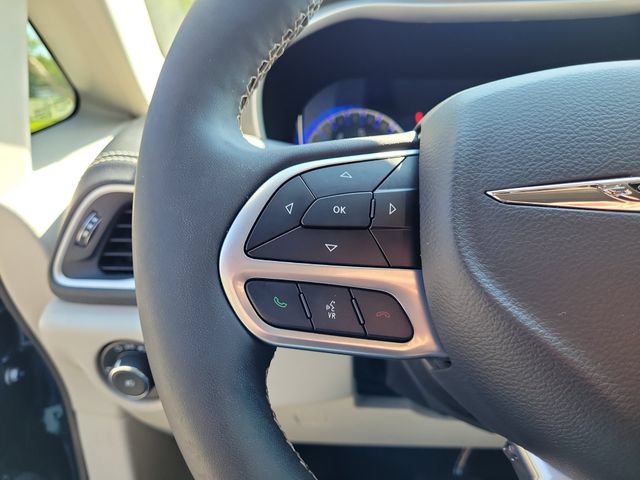 Used 2022 Chrysler Pacifica Touring-L AWD/4WD image 25