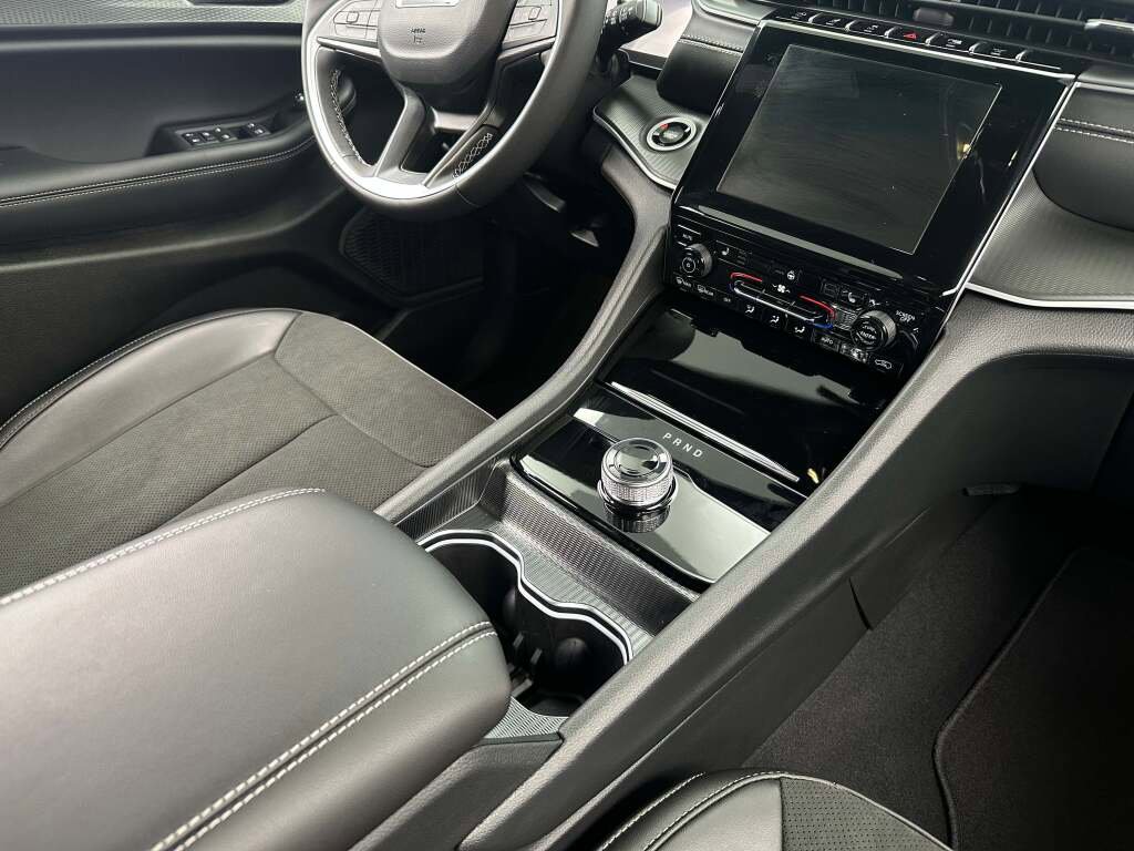 New 2025 Jeep Grand Cherokee L Laredo image 19