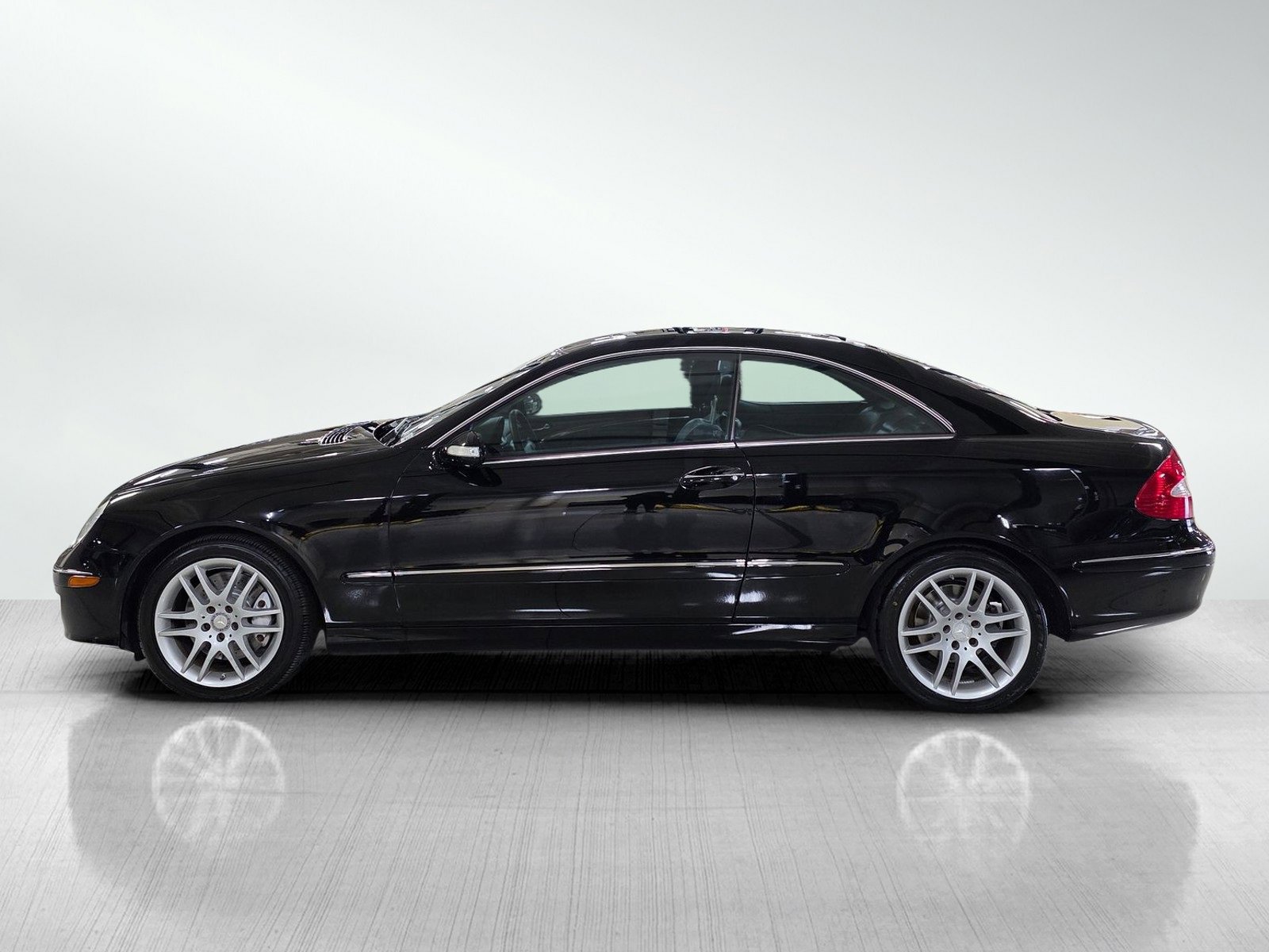 Used 2008 Mercedes-Benz CLK 350 Coupe image 4