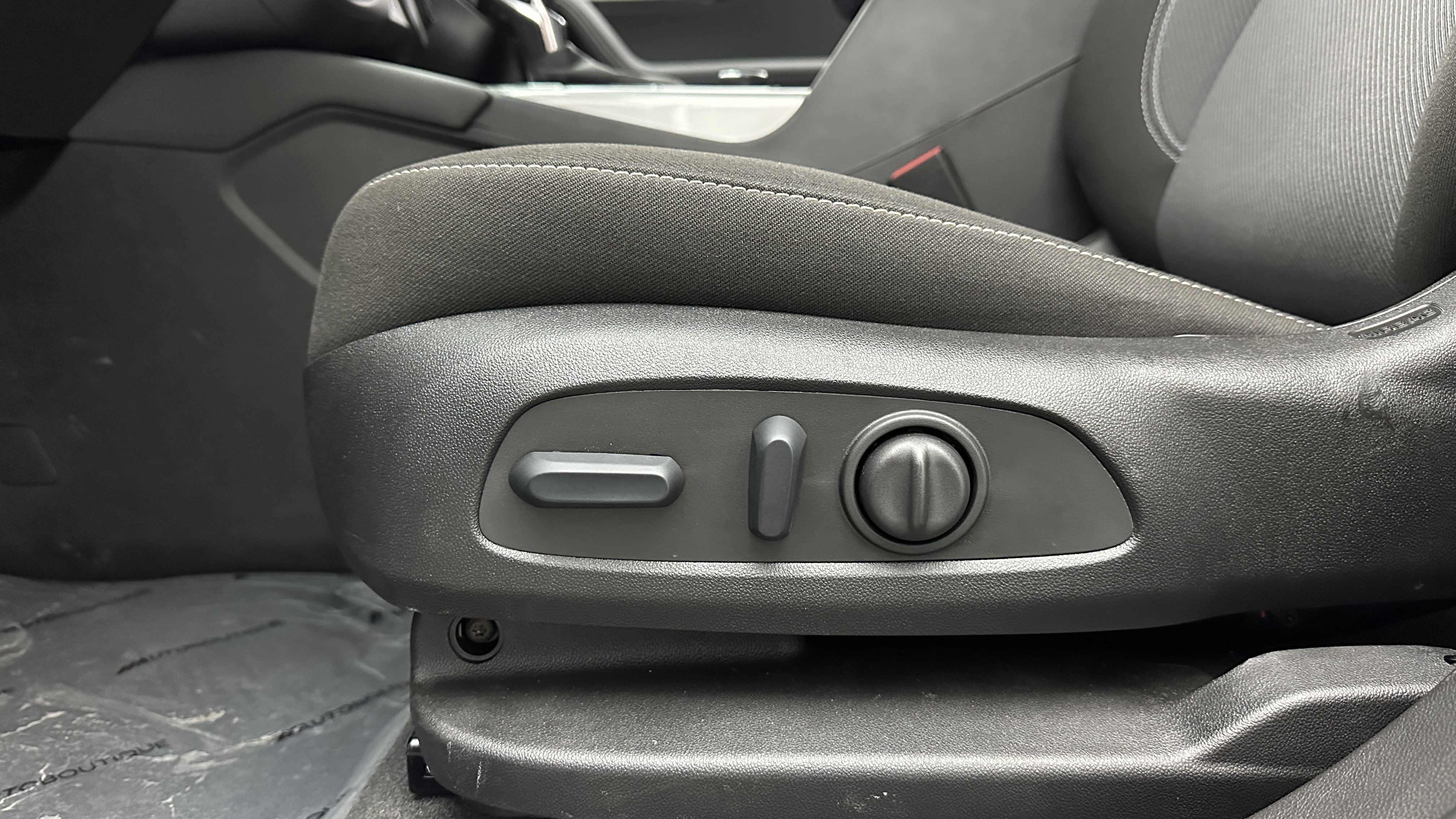 Used 2025 Chevrolet Blazer LT image 12