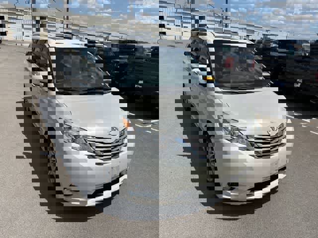 Used 2017 Toyota Sienna XLE FWD image 19