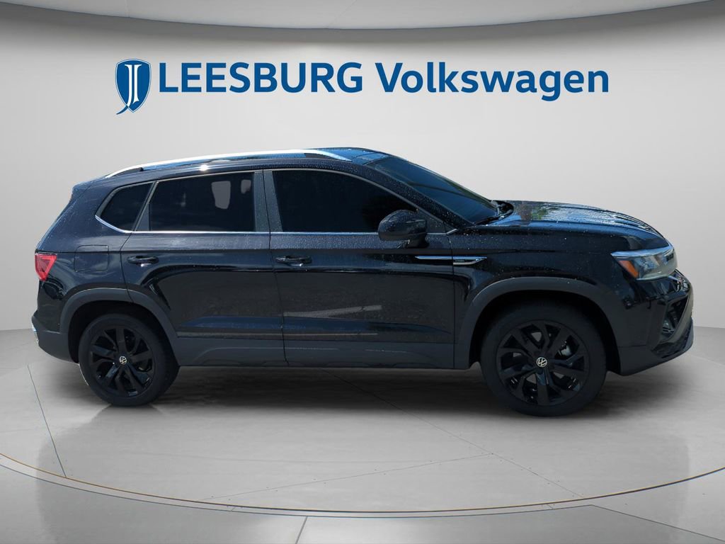 Certified 2022 Volkswagen Taos SE image 2