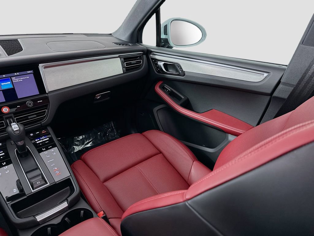Certified 2025 Porsche Macan AWD/4WD image 26