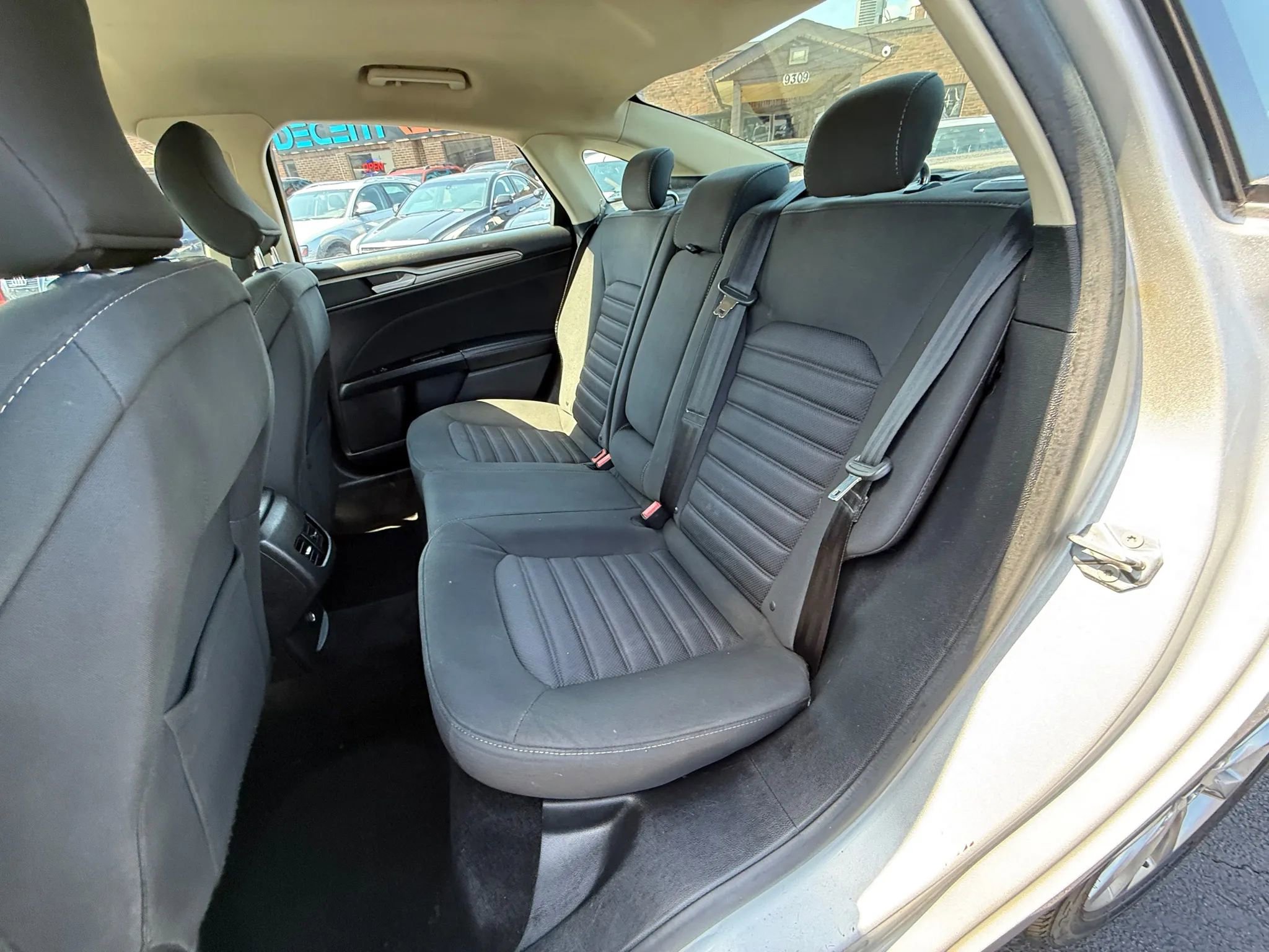 Used 2017 Ford Fusion SE w/ Fusion SE Technology Package image 12