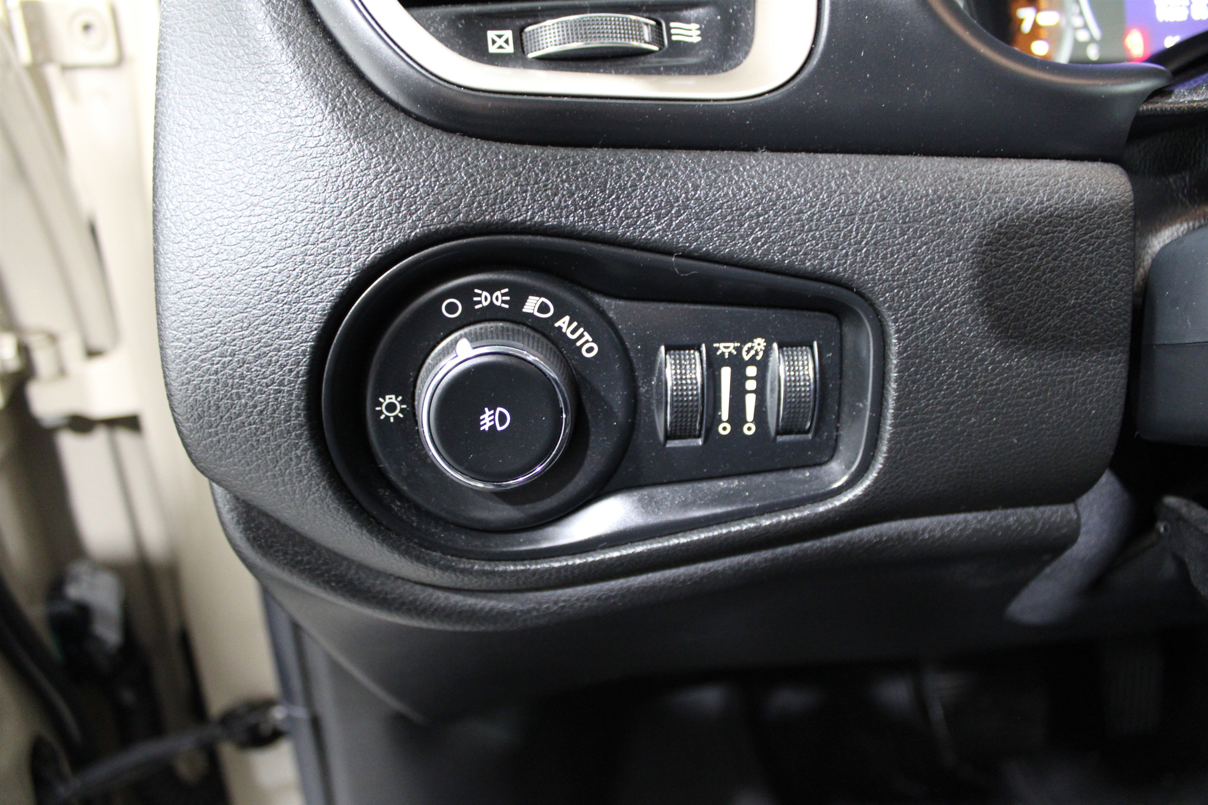 Used 2016 Jeep Renegade Latitude w/ Cold Weather Group image 8