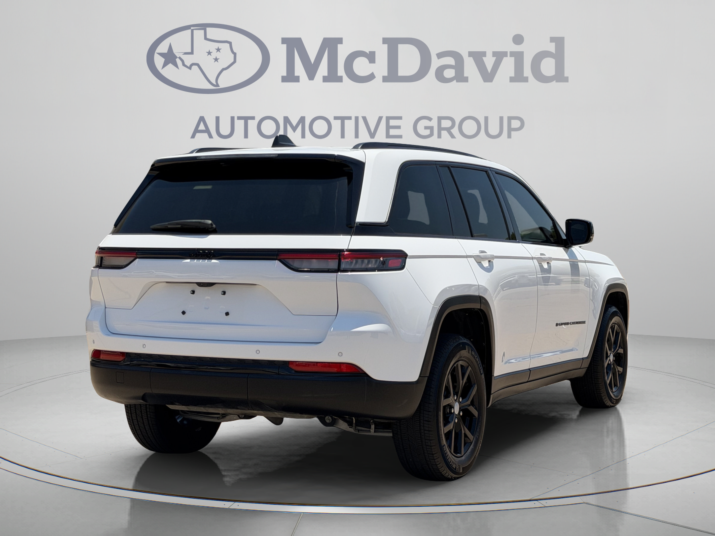 Used 2025 Jeep Grand Cherokee Altitude RWD image 7