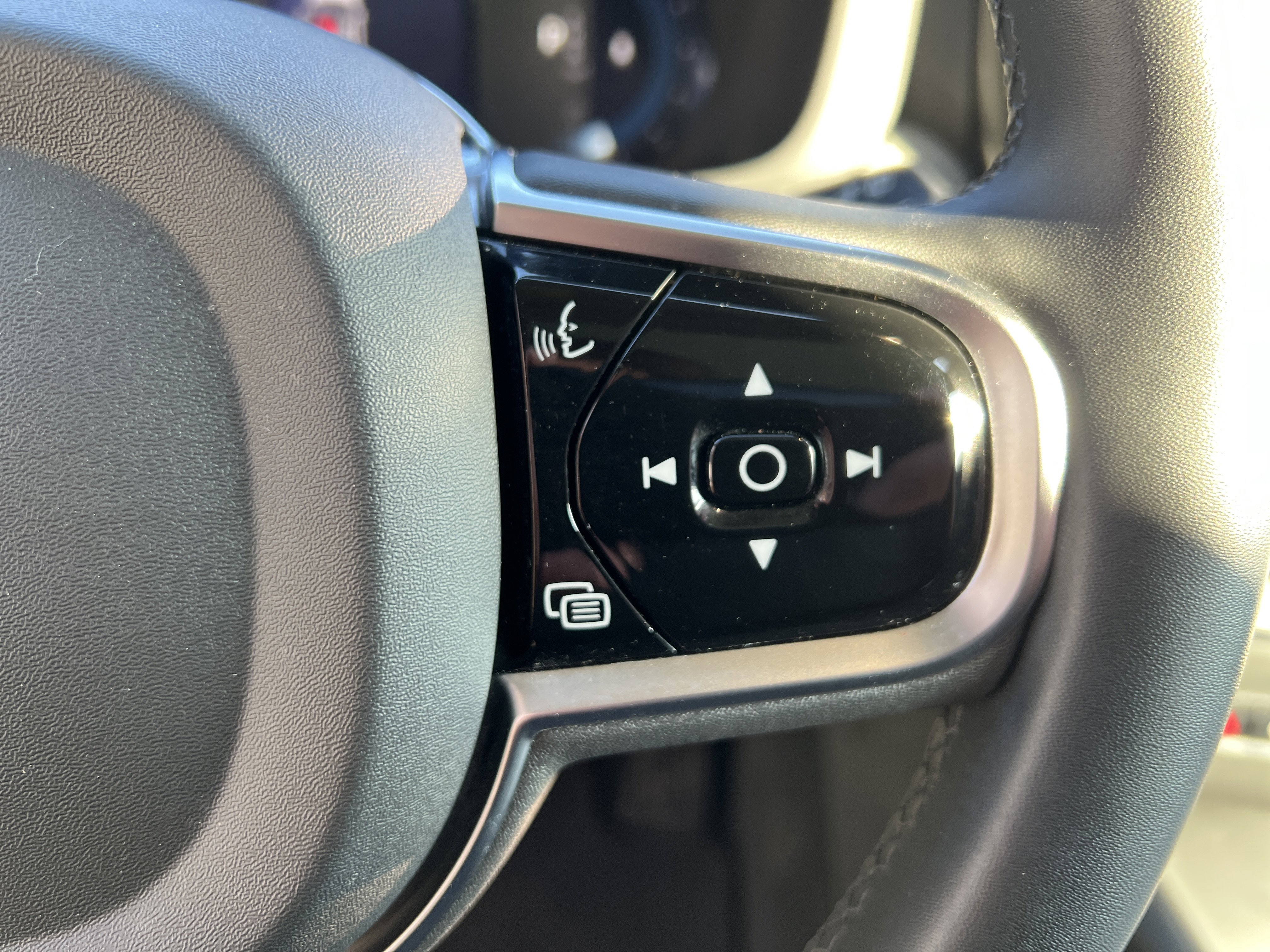 Used 2025 Volvo XC60 B5 Plus w/ Climate Package image 20